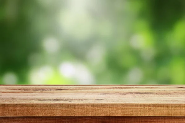 Drewniany Stół Rozmyte Zielone Tło — Zdjęcie stockowe