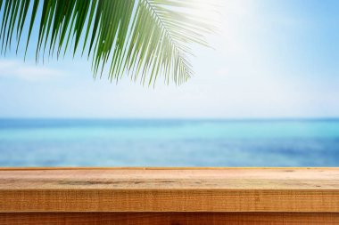 Palmiye ağacı ve boş ahşap ile Plaj arka plan.