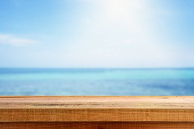 Plaj arka plan ve boş ahşap.