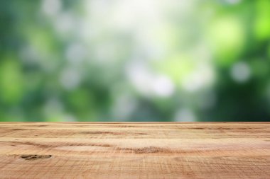 Boş ahşap ve bulanıkbokeh arka plan.