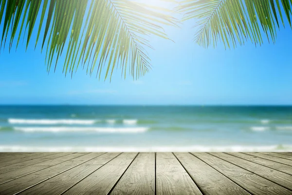 Palmiye ağacı ve boş ahşap ile Plaj arka plan.