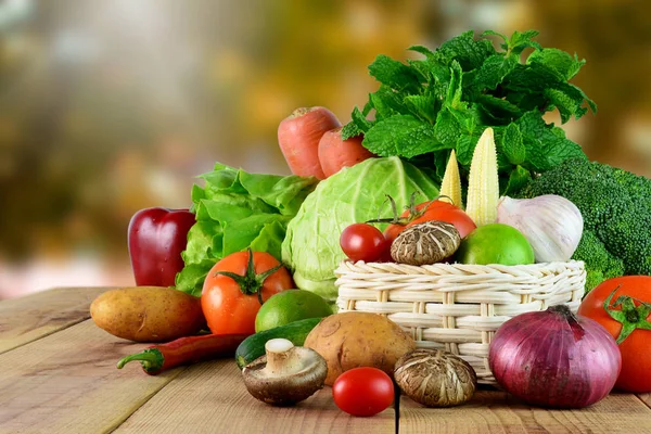 Tahta ve bulanık arka planda taze sebzeler..