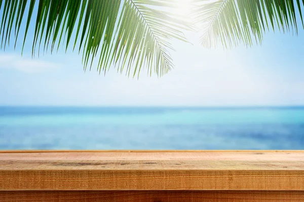 Palmiye ağacı ve boş ahşap ile Plaj arka plan.