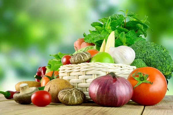 Tahta ve bulanık arka planda taze sebzeler..