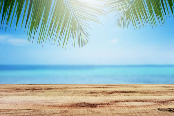Palmiye Ağacı Ahşap Masa Ile Plaj Arka Plan — Stok fotoğraf