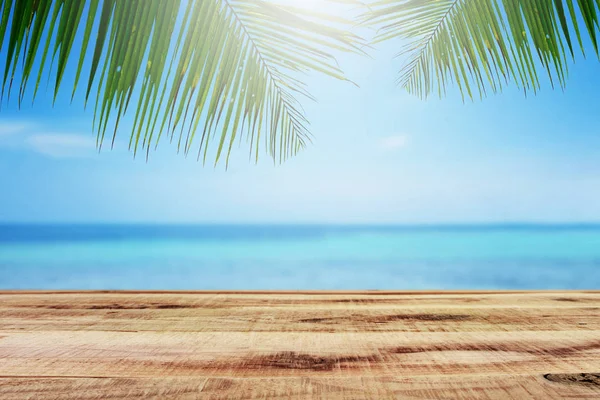 Sfondo Spiaggia Con Palma Tavolo Legno — Foto Stock