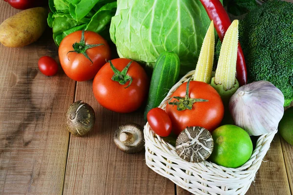 Grönsaker Träbord — Stockfoto