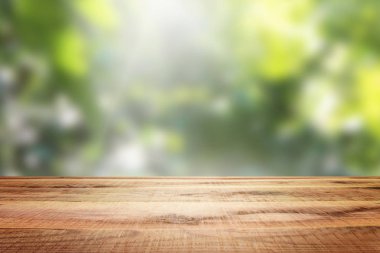 Boş ahşap ve bulanık bahçe arka planı.