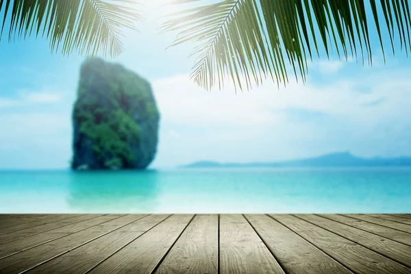 Hermoso Fondo Borroso Playa Con Palmera Madera Vacía — Foto de Stock