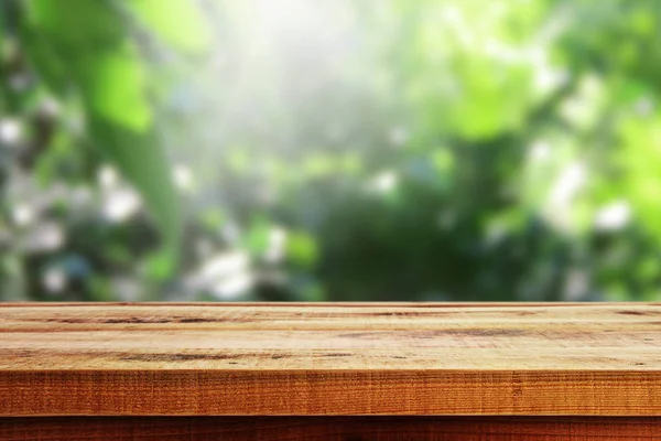 Деревянный Стол Размытый Зеленый Фон Леса — стоковое фото