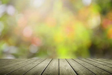 Boş ahşap ve bulanıkbokeh arka plan.