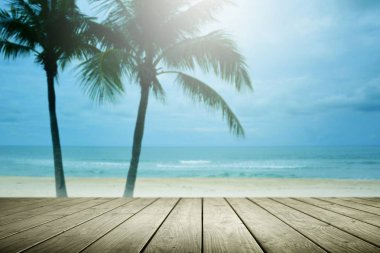 Palmiye ağacı ve boş ahşap ile bulanıklık plaj arka plan.