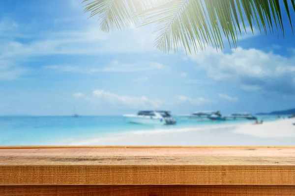 Plaj arka plan ve ahşap masa.