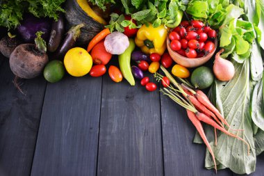 Tahta masada taze sebzeler..