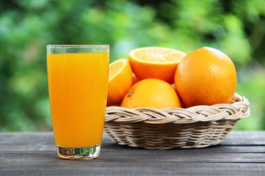 Portakal ve bulanık bahçe arka plan ile Portakal suyu.