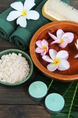 Tahta masadaki spa seti.