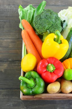 ahşap masa üzerinde çiğ sebze.