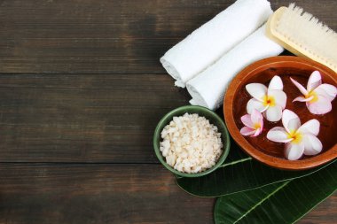 Tahta masadaki spa seti.