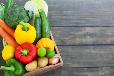 ahşap masa üzerinde çiğ sebze.