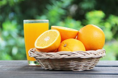 portakal ile portakal suyu.