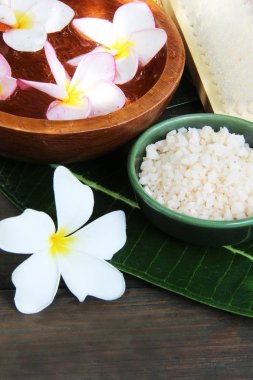 Tahta masadaki spa seti.