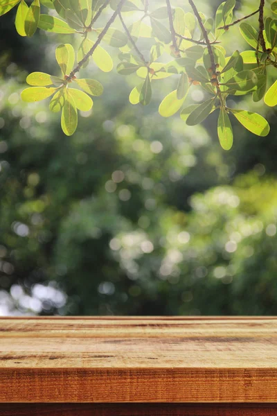 Mesa Madera Fondo Jardín Borroso — Foto de Stock