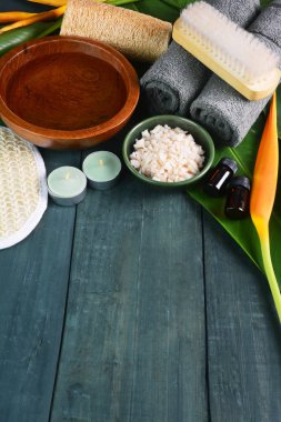 Ahşap masa arka planında spa tedavisi.