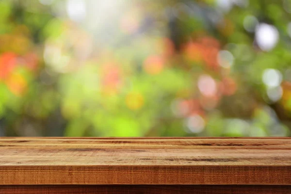 木制桌子和模糊的背景 — 图库照片