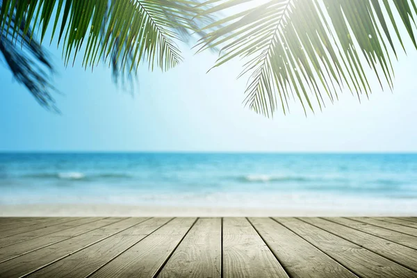 Palmiye ağacı ve boş ahşap ile Tropikal plaj arka plan, Yaz.