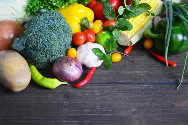 Ekologiska Grönsaker Vit Trä Bakgrund Uppifrån — Stockfoto