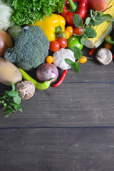 Ekologiska Grönsaker Vit Trä Bakgrund Uppifrån — Stockfoto