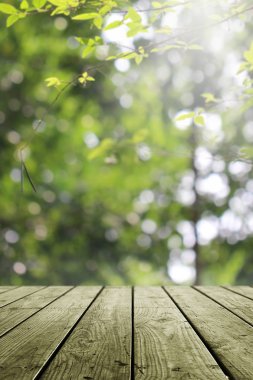 Boş ahşap ve bulanık yeşil doğa bahçe arka plan.