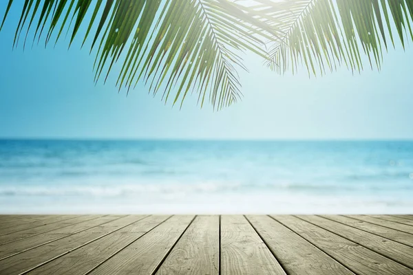 Palmiye ağacı ve boş ahşap ile Tropikal plaj arka plan, Yaz.