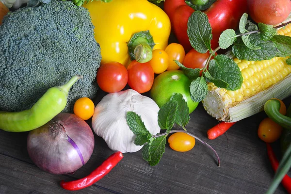 Ekologiska Grönsaker Trä Bakgrund Uppifrån — Stockfoto