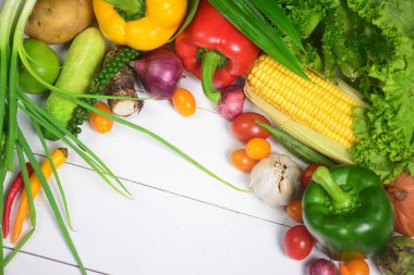 Beyaz ahşap arka plan üzerinde çiğ organik sebzeler, Sağlıklı gıda.