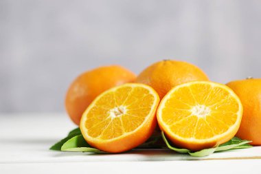 Beyaz masa arka plan taze portakal meyve.