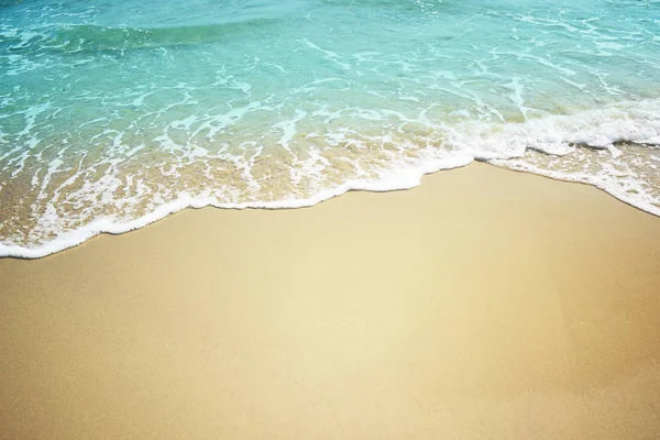 Denizin yumuşak mavi dalgası. Yaz arka planı.