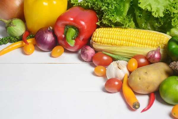 Verdure Biologiche Crude Fondo Legno Bianco Cibo Sano — Foto Stock