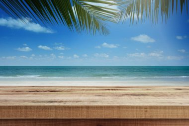 Palmiye ağacı ve boş ahşap ile Tropikal plaj arka plan, Yaz.