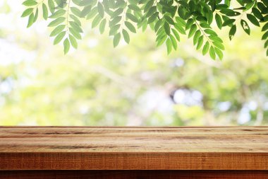 Boş ahşap ve bulanık yeşil doğa bahçe arka plan.