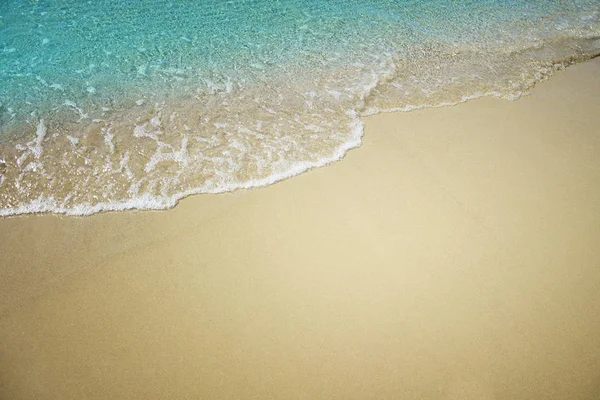 海の柔らかい青い波 夏の背景 — ストック写真