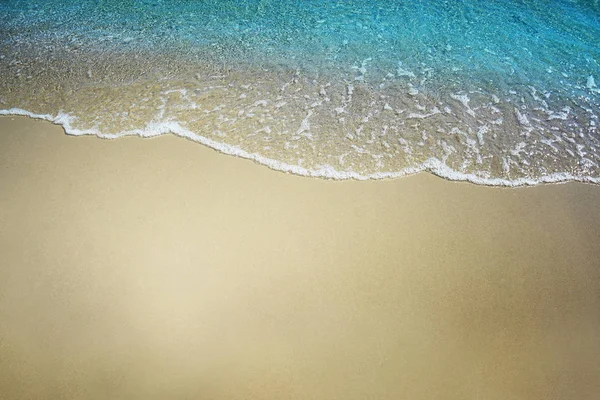 海の柔らかい青い波 夏の背景 — ストック写真