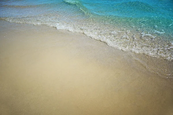 海の柔らかい青い波 夏の背景 — ストック写真