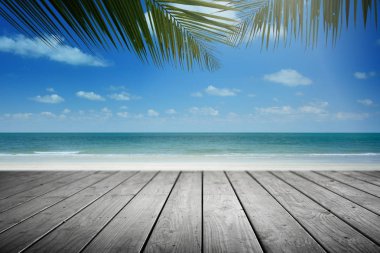 Palmiye ağacı ve boş ahşap ile Tropikal plaj arka plan, Yaz.