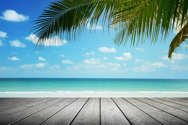 Palmiye ağacı ve boş ahşap ile Tropikal plaj arka plan, Yaz.