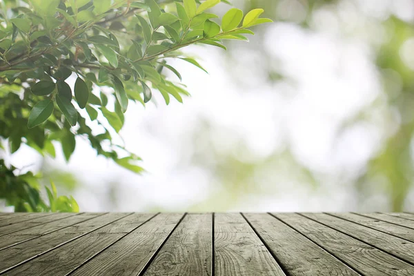 Boş ahşap ve bulanık yeşil doğa bahçe arka plan.