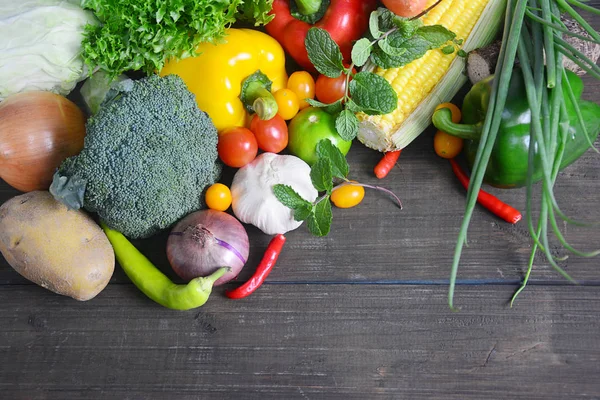 Ekologiska Grönsaker Trä Bakgrund Uppifrån — Stockfoto