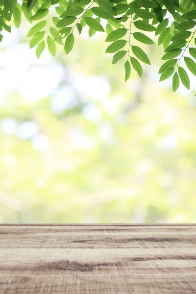 나무로 탁자와 의정원 — 스톡 사진