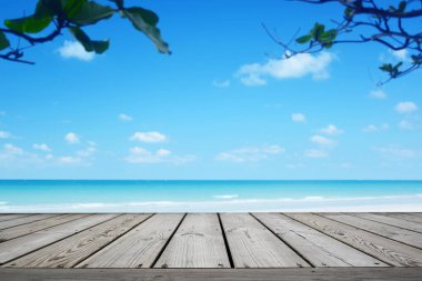 Boş ahşap ve tropik plaj arka planında palmiye ağaçları, yaz mevsimi.