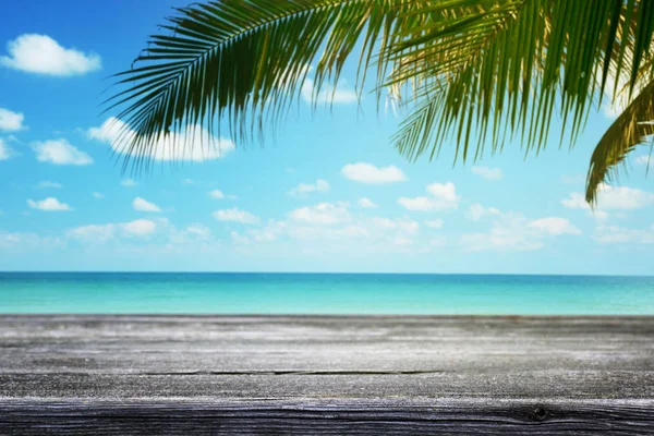 Holztisch Und Tropischer Strandhintergrund Mit Palme Sommer — Stockfoto